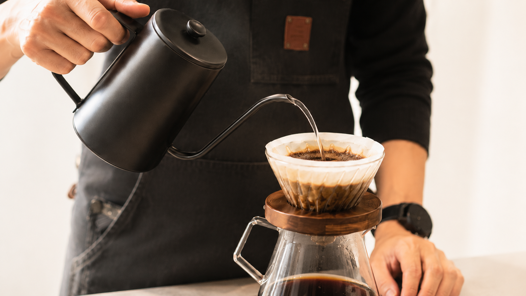 ハンドドリップで淹れる本格的な出来立てのコーヒー